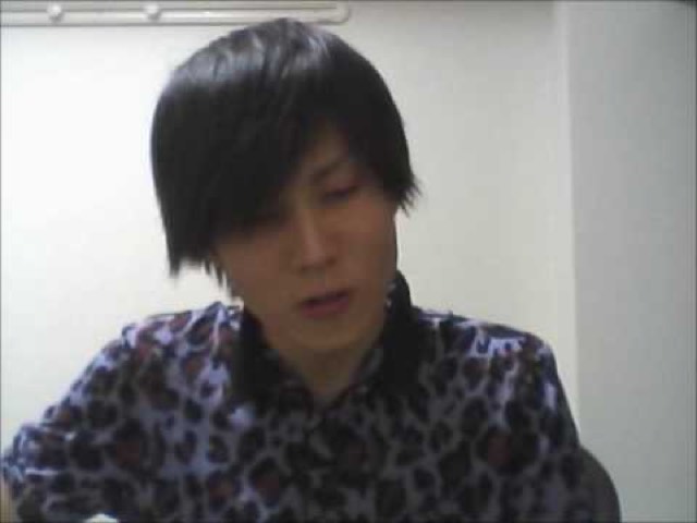 白い部屋でうつむき加減に話すところ(動画「期待値を追っても勝てない時は?」より)